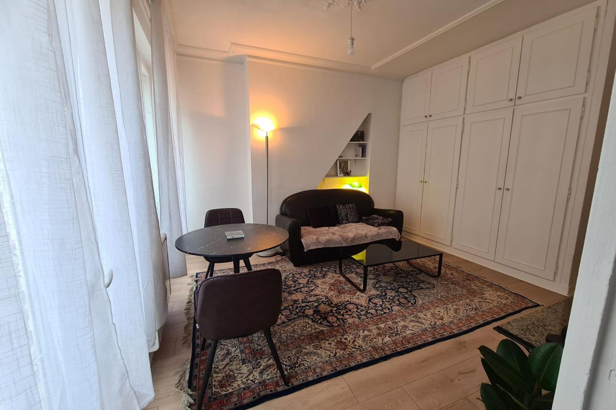 Charming Nest In Apartment Paris