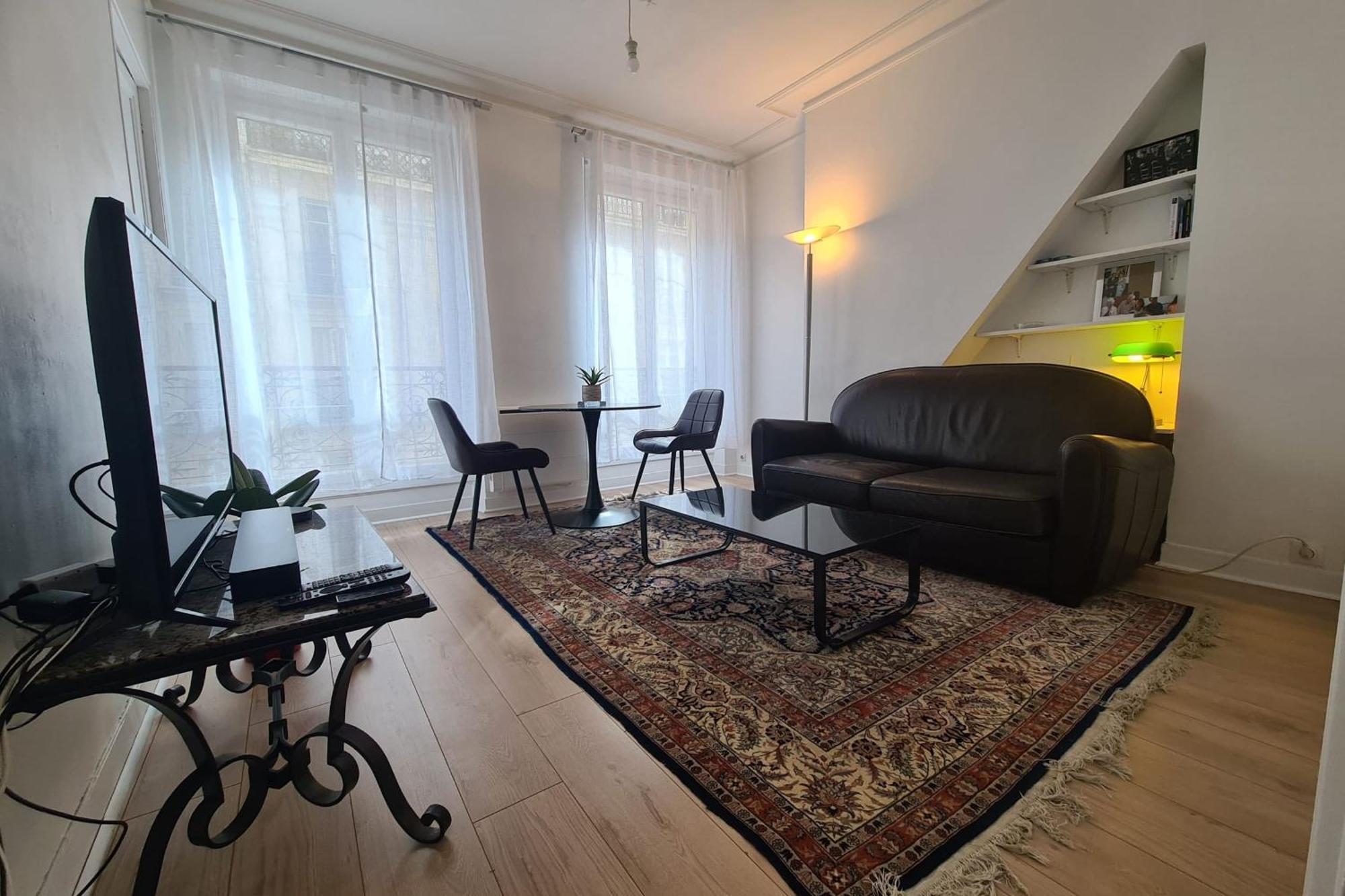 Charming Nest In Apartment Paris